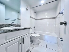 2580 NW 56th Ave, Unit 550-309 in Lauderhill, FL - Foto de edificio - Building Photo