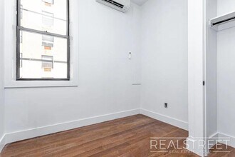 Charming 1-bedroom, 1.5 bath duplex apartment conveniently located near the Knickerbocker M stop at in Brooklyn, NY - Foto de edificio - Building Photo