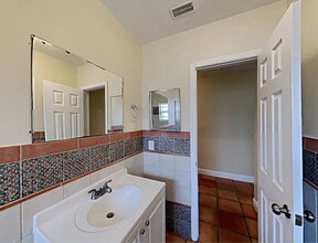 10380 SW 26th St in Miami, FL - Foto de edificio - Building Photo