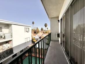 240 S Doheny Dr in Beverly Hills, CA - Building Photo - Building Photo