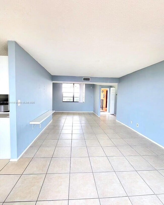 3400 Blue Lake Dr in Pompano Beach, FL - Building Photo - Building Photo