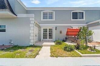 2318 NE 7th St in Hallandale Beach, FL - Foto de edificio - Building Photo