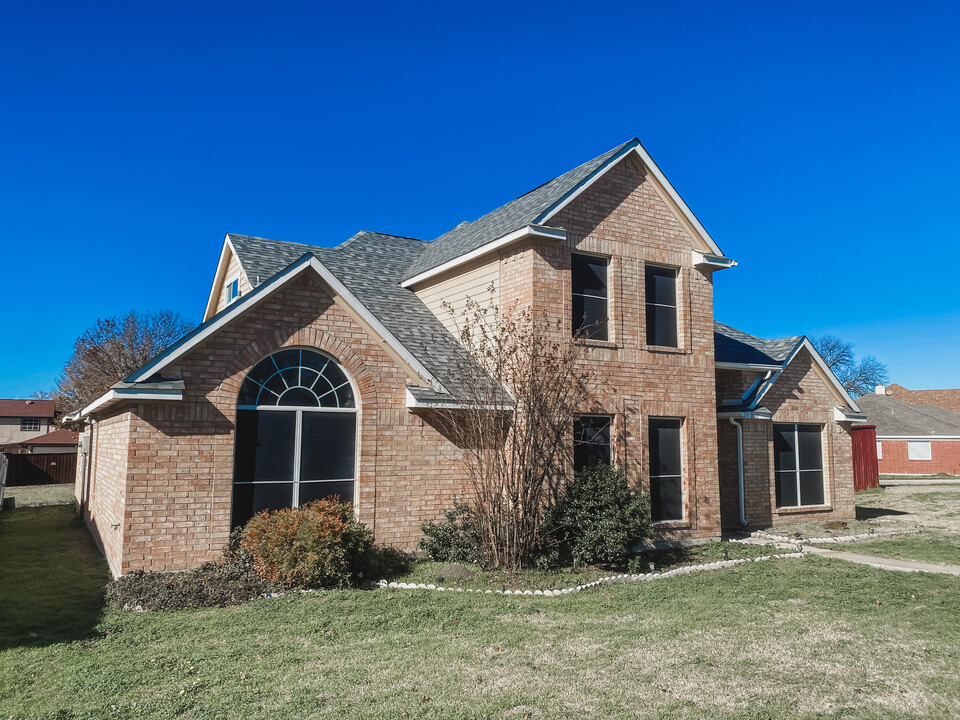 2037 Oak Bend Ln in Garland, TX - Building Photo