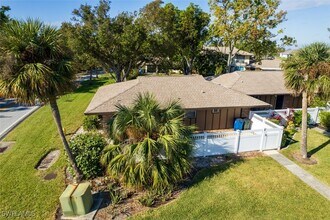 4283 Island Cir in Ft. Myers, FL - Foto de edificio - Building Photo