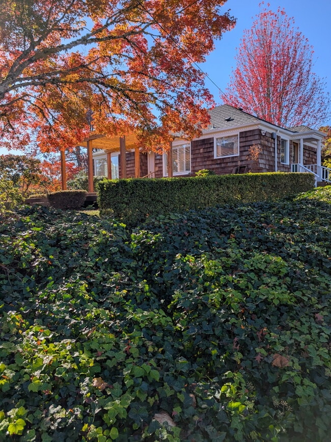 property at 963 Parkway Dr NW