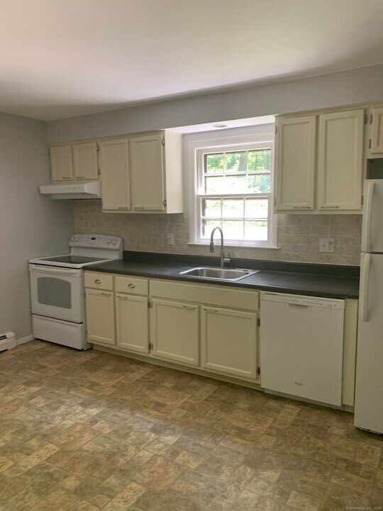 12 Church Rd in Southbury, CT - Building Photo