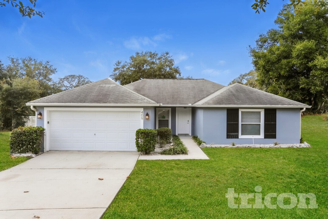 409 N Dixie Dr in Howey In The Hills, FL - Foto de edificio