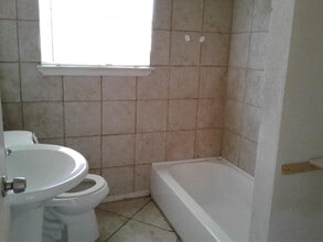 1310 Sutton Dr, Unit 1 in San Antonio, TX - Foto de edificio - Building Photo