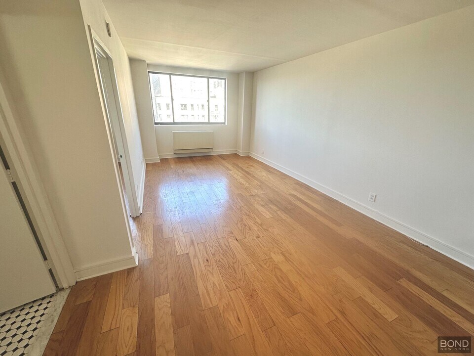 323 W 96th St in New York, NY - Building Photo