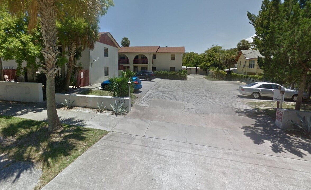 216 Glenview Blvd in Daytona Beach, FL - Foto de edificio