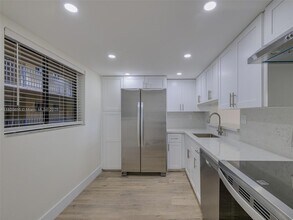 8625 NW 8th St, Unit 205 in Miami, FL - Building Photo - Building Photo