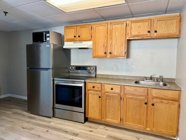 4 Commerce St in Hill, NH - Building Photo - Building Photo