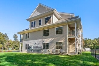 240 Main St in Millis, MA - Foto de edificio - Building Photo