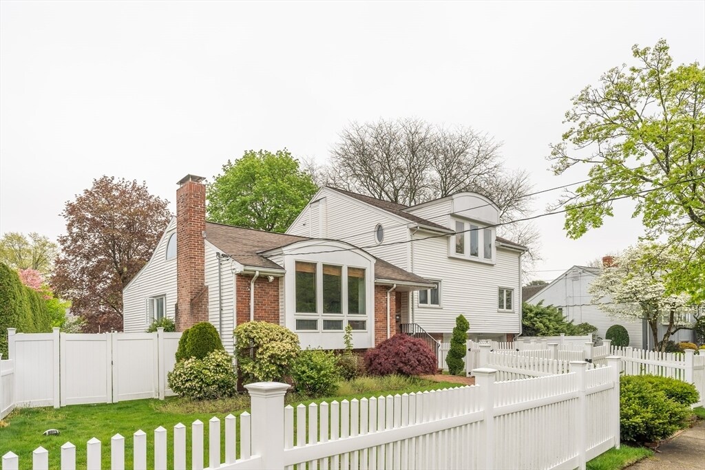 12 Sevland Rd in Newton, MA - Building Photo