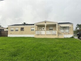 3082 Hibiscus Cir in West Palm Beach, FL - Building Photo