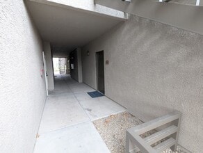 8250 N Grand Canyon Dr in Las Vegas, NV - Foto de edificio - Building Photo