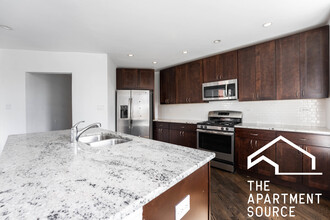 2450 N Milwaukee Ave, Unit 2 in Chicago, IL - Building Photo - Building Photo