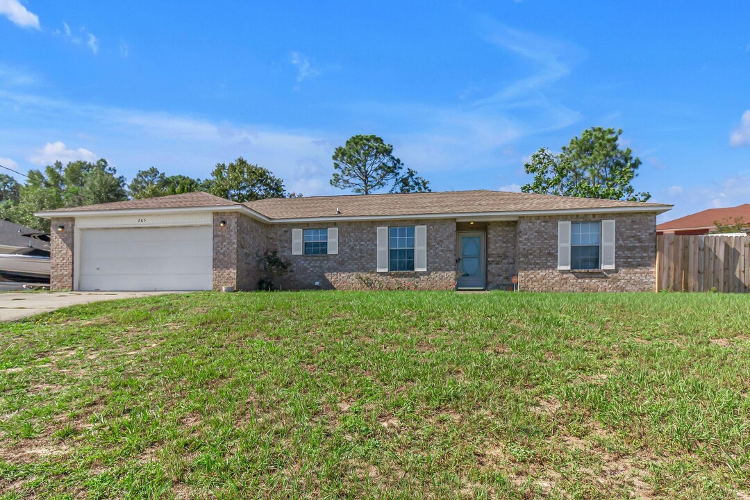 205 Trish Dr in Crestview, FL - Building Photo