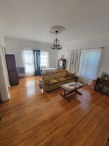 1935 N Vermont Ave in Los Angeles, CA - Building Photo