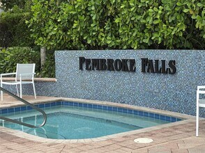 13317 NW 15th Ct in Pembroke Pines, FL - Foto de edificio - Building Photo