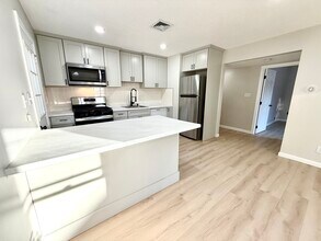 1063 Tacoma St in New Bedford, MA - Building Photo - Building Photo