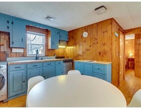 16 Circuit Rd E in West Yarmouth, MA - Foto de edificio - Building Photo