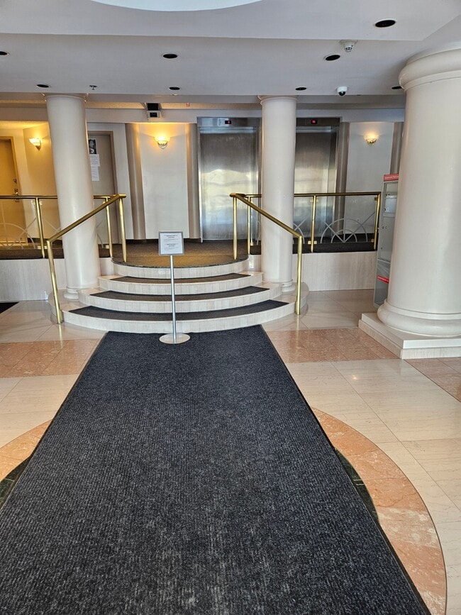 10100 Paul-Comtois Rue in Montréal, QC - Building Photo - Building Photo