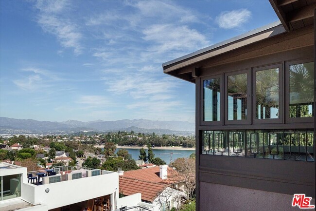 2051 Kenilworth Ave in Los Angeles, CA - Building Photo - Building Photo