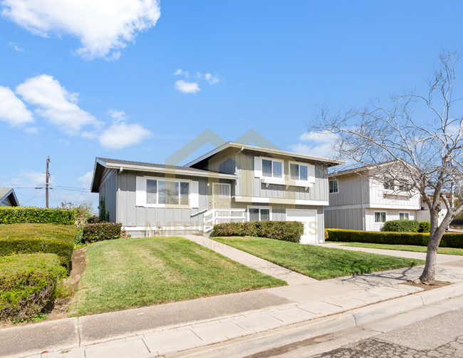 1505 W Cherry Ave in Lompoc, CA - Foto de edificio - Building Photo