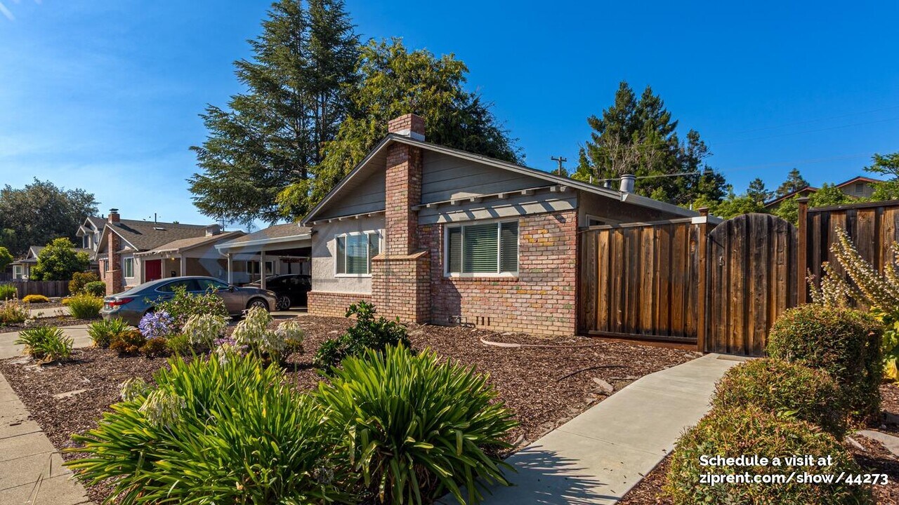 134 Kittoe Dr in Mountain View, CA - Foto de edificio