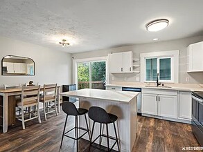 8120 Medellin Cir in Anchorage, AK - Foto de edificio - Building Photo