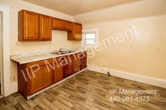 2142 W 105th St in Cleveland, OH - Foto de edificio - Building Photo