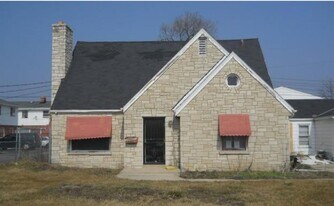 8902 W Silver Spring Dr in Milwaukee, WI - Building Photo