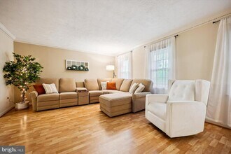 11828 Dinwiddie Dr in Rockville, MD - Foto de edificio - Building Photo