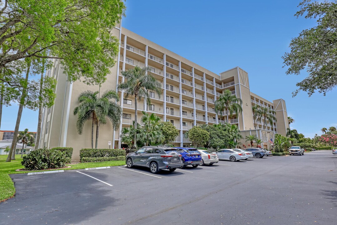 7290 Kinghurst Dr in Delray Beach, FL - Building Photo