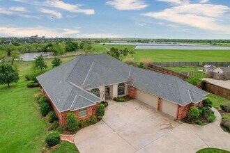 38 Sandy Trail Ln in Lawton, OK - Foto de edificio - Building Photo