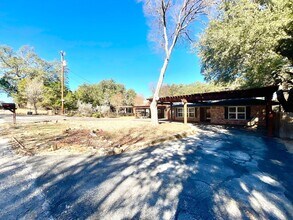 5303 Shady Oak Cir in Kingsland, TX - Building Photo - Building Photo