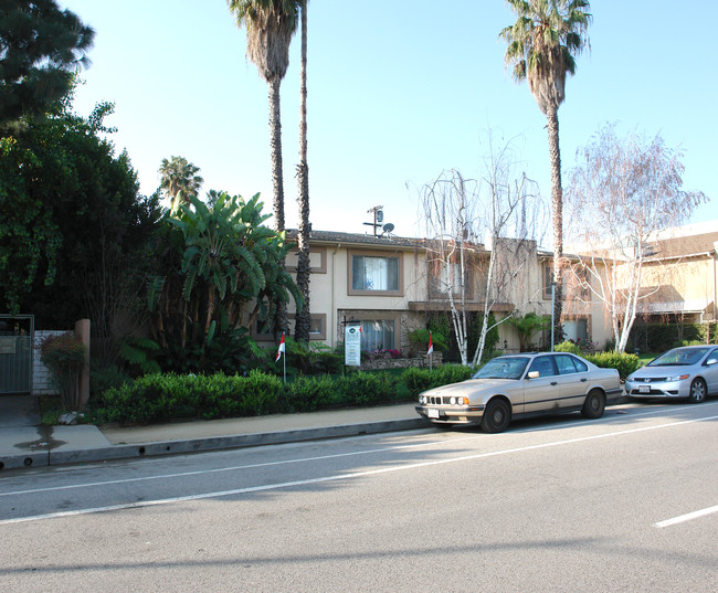 Chandler Apartments in Valley Village, CA - Foto de edificio - Building Photo