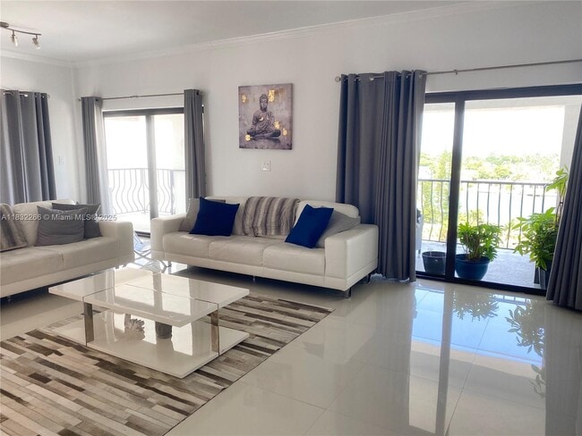 5415 Collins Ave in Miami Beach, FL - Building Photo - Building Photo