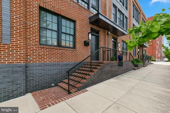 property at 927 S Conkling St