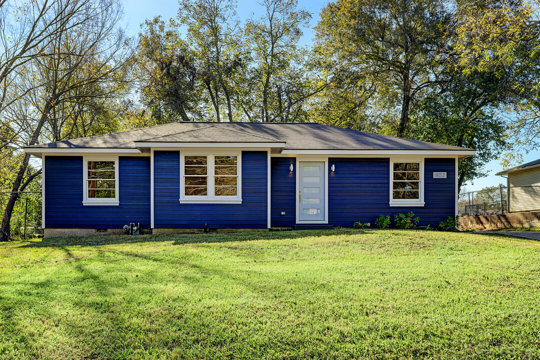 802 E Stone St in Brenham, TX - Building Photo