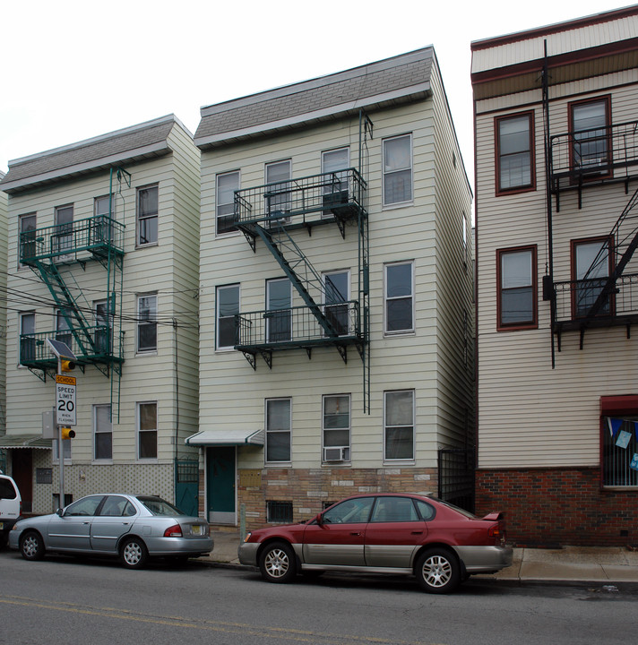 106 Pulaski St in Newark, NJ - Foto de edificio