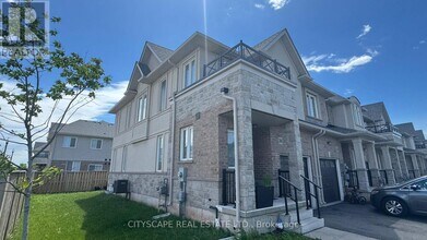 30 Foothills Ln in Hamilton, ON - Building Photo - Building Photo