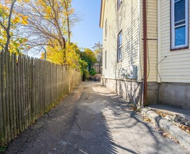 23 Courtland St, Unit 1 in Everett, MA - Building Photo - Building Photo