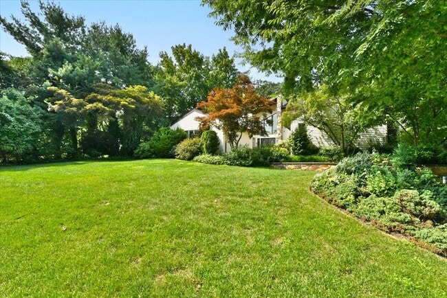 24 Aldgate Dr W in Manhasset, NY - Building Photo - Building Photo