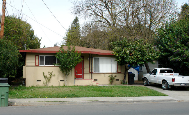 235 Carrillo St in Santa Rosa, CA - Foto de edificio - Building Photo