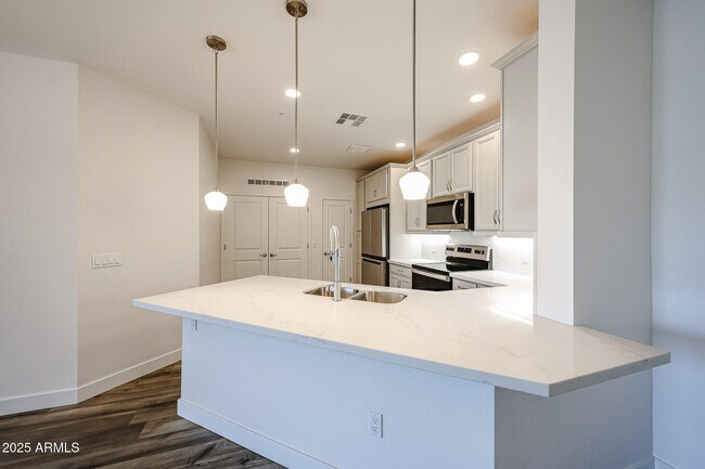 2511 W Queen Creek Rd in Chandler, AZ - Building Photo - Building Photo