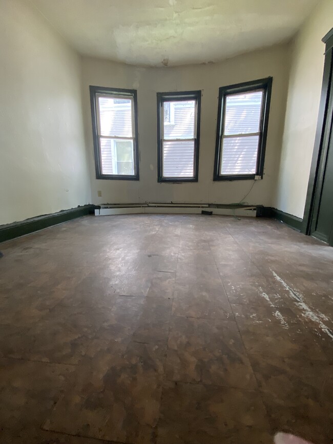 1561 Chapel St in New Haven, CT - Building Photo - Interior Photo