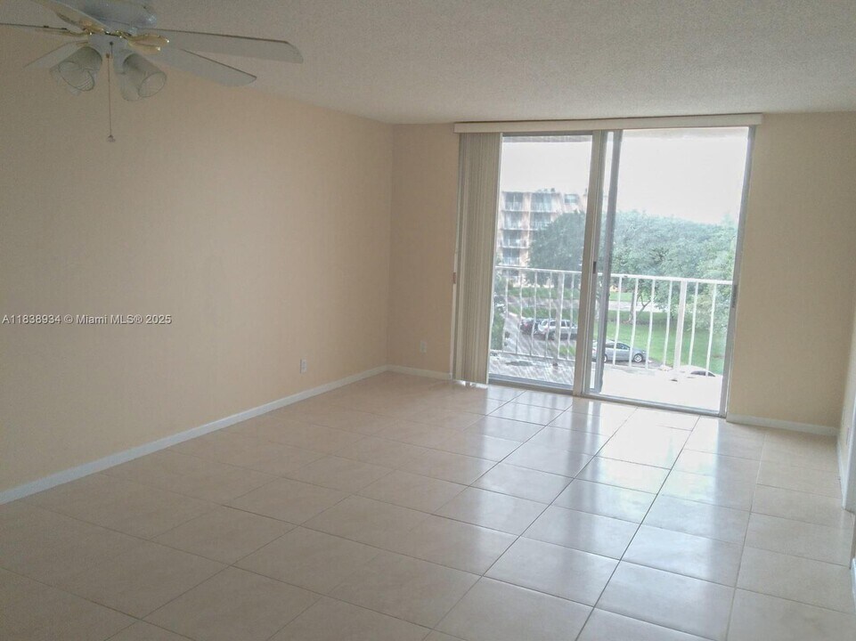 500 Executive Center Dr in West Palm Beach, FL - Building Photo