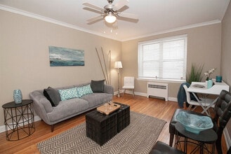 250 Broadway Apartment in Winnipeg, MB - Building Photo - Building Photo